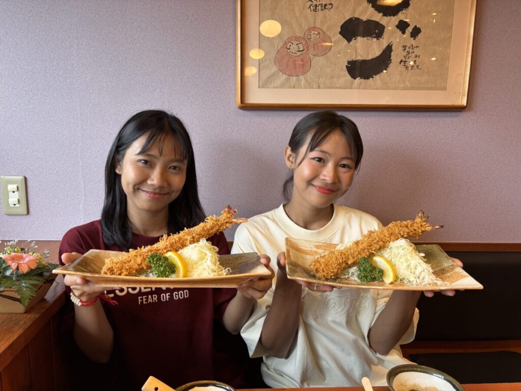 ミャンマーの女性2人